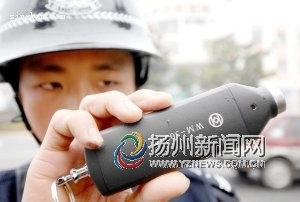 扬州警方新秘密“武器”电子巡更棒